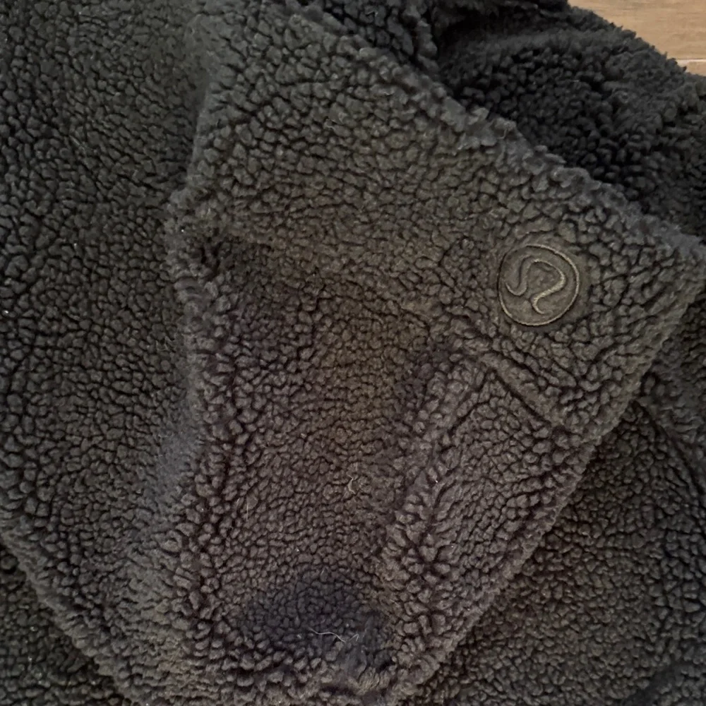Lululemon Black Sherpa Scuba